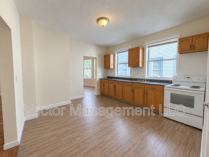 3 bed, 1.0 bath, 1115 sqft, $1,900 — Photo 2