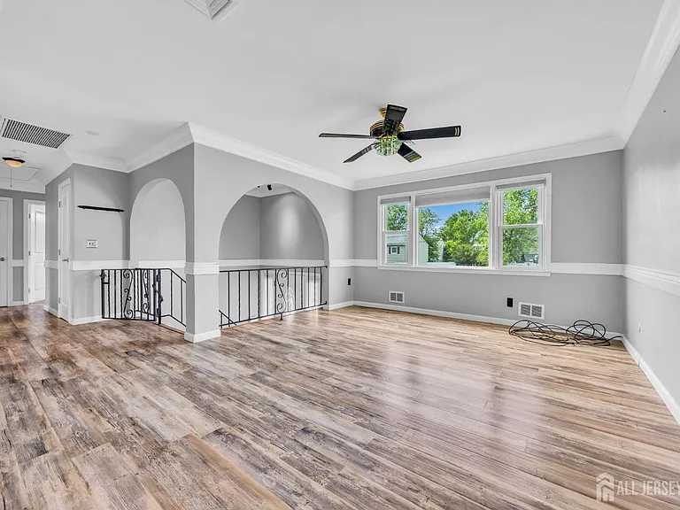 132 Somerset Ave — Photo 4