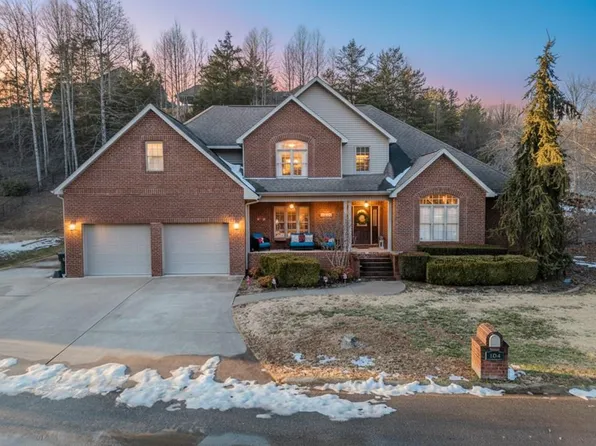 104 Easy St, Staffordsville, KY 41256