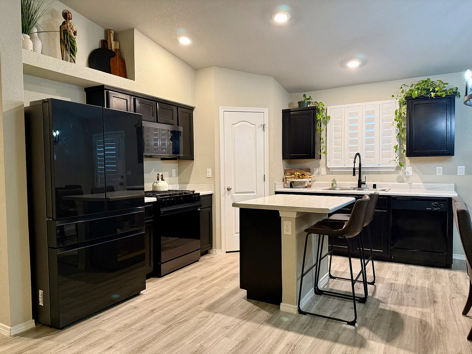 4 bed, 1335 sqft, $1,850 — Photo 2