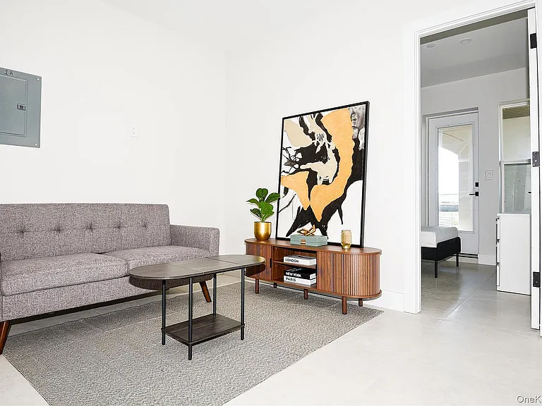 315 West Broadway — Photo 44