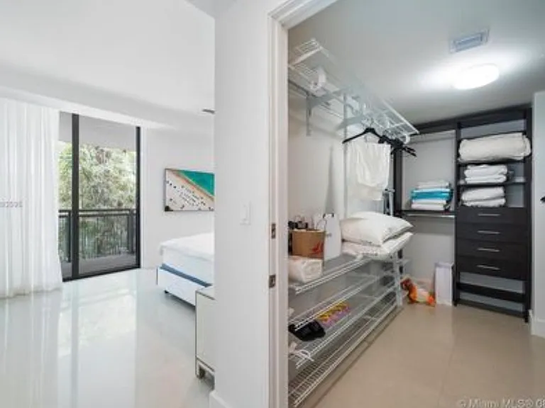 6000 Collins Ave #117 — Photo 8