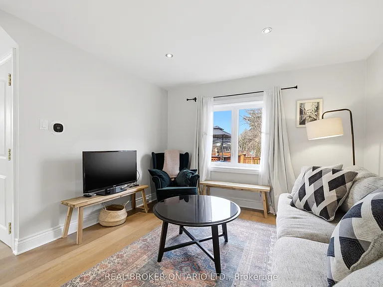 24 Glenburn Ave #UPPER — Photo 4