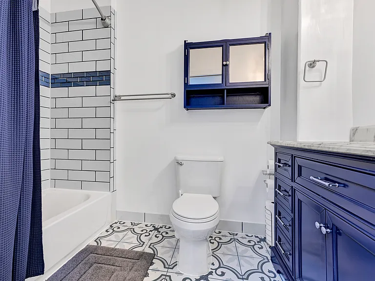 127 N Glover St — Photo 2