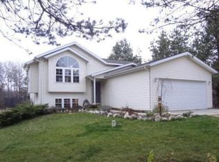 7433 Rolling Pines Dr, Howard City, MI 49329