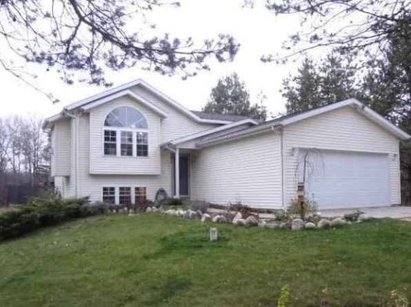 7433 Rolling Pines Dr, Howard City, MI 49329