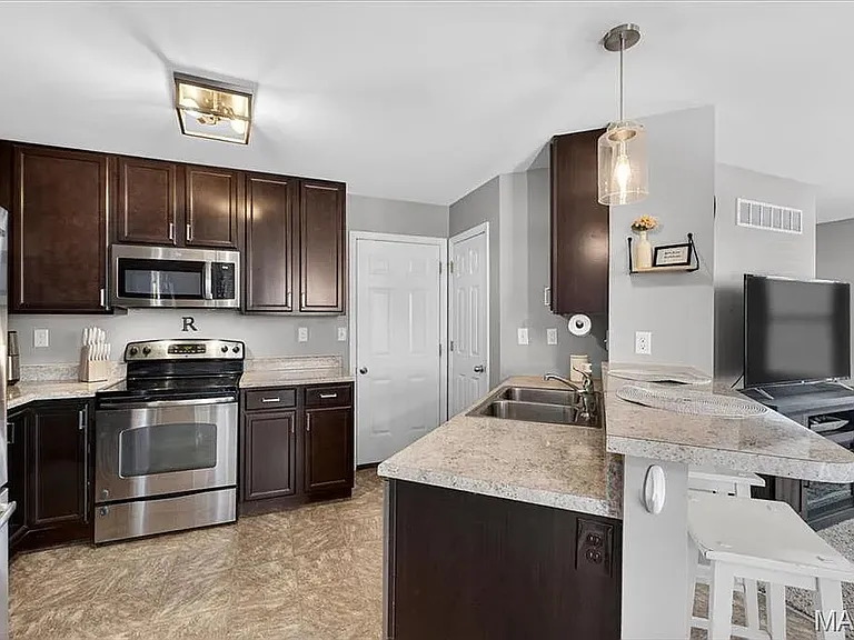 7146 Welsh Dr — Photo 3