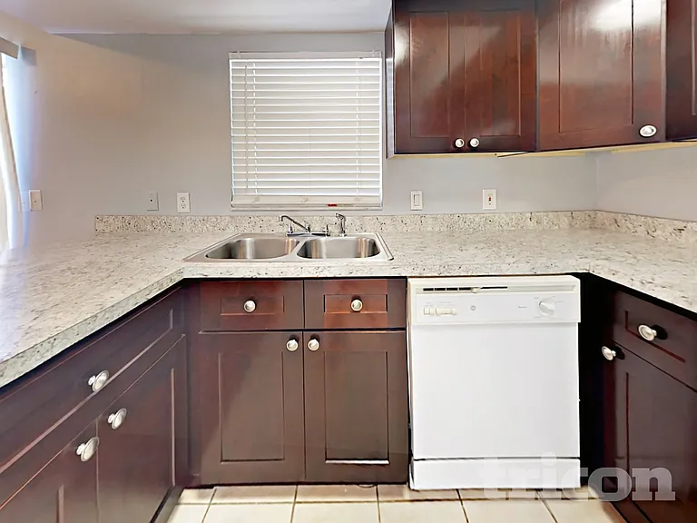 1947 Crown Park Dr — Photo 6