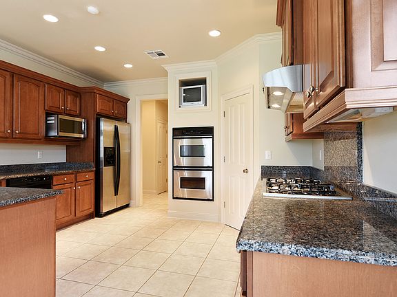 3rd image of 216 Gum Bayou Ln