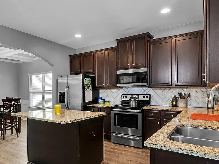 143 Dustin Dr — Photo 3