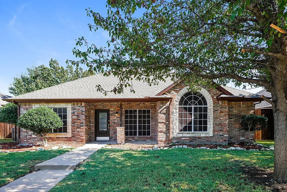 3 bed, 2.0 bath, 1718 sqft, $2,270 — Photo 1