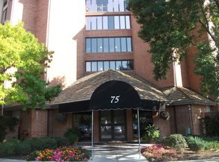 75 Kristin Cir APT 319, Schaumburg, IL 60195