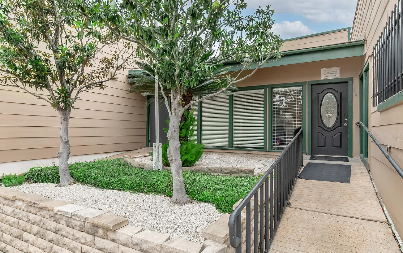 Twin Oaks — Photo 2