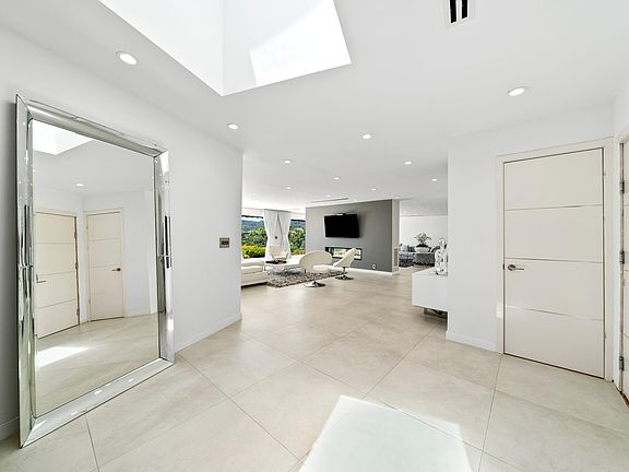 5th image of 849 Glenmere Way