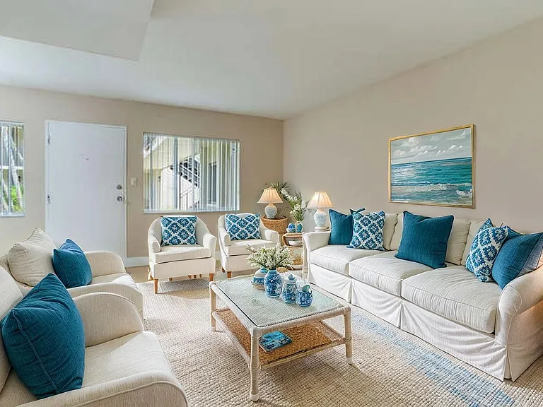 Chateau Apartments — Photo 25