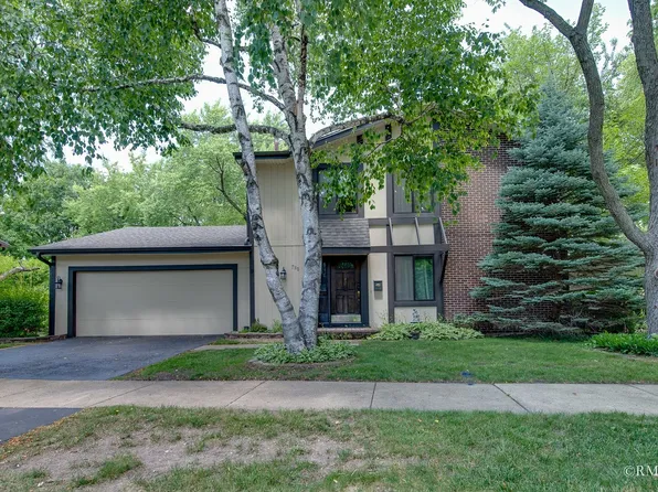 780 Chisholm Trl, Roselle, IL 60172