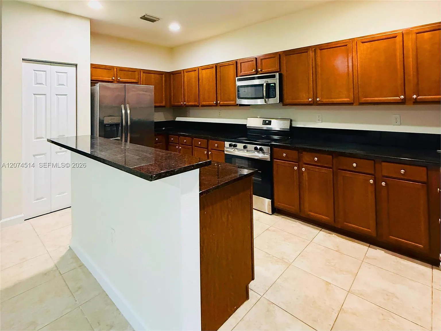 4 bed, 3.5 bath, 3145 sqft, $4,500 — Photo 3