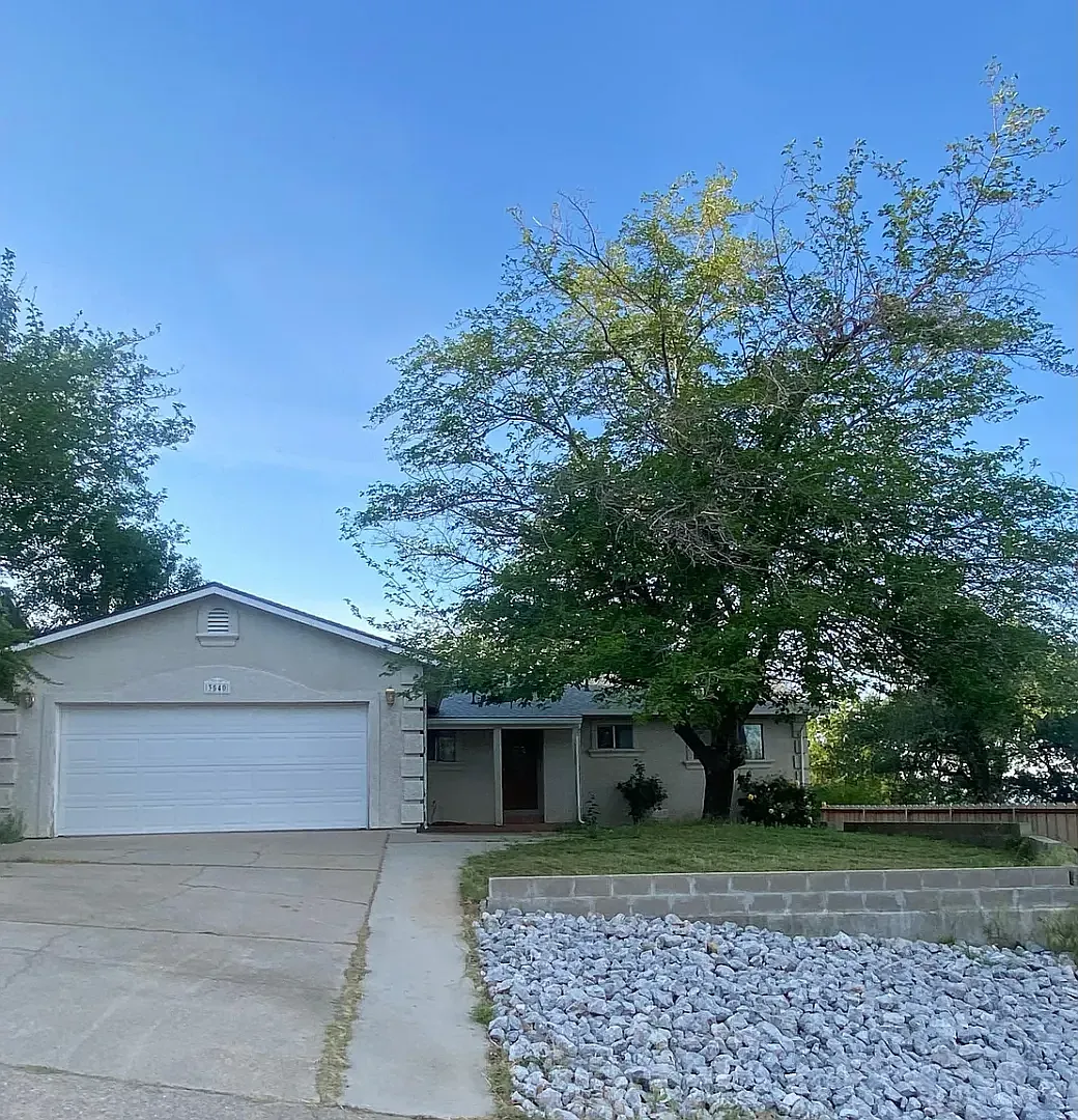 Sizeable 3 Bed 2 Bath Home In The Starlight Subdivision — Photo 1