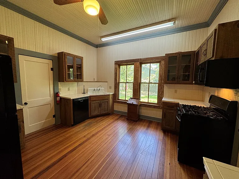 509 W Creek St — Photo 14