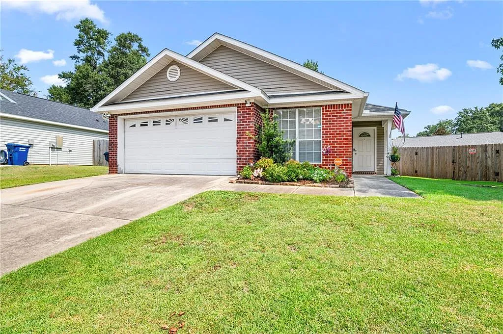 3 bed, 2.0 bath, 1383 sqft, $1,995 — Photo 2