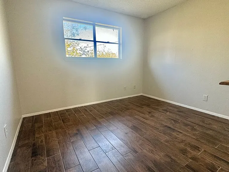 332 Preusser St — Photo 9