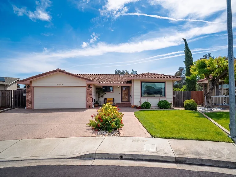 2-car garage on a quiet cul-de-sac with wide driveway