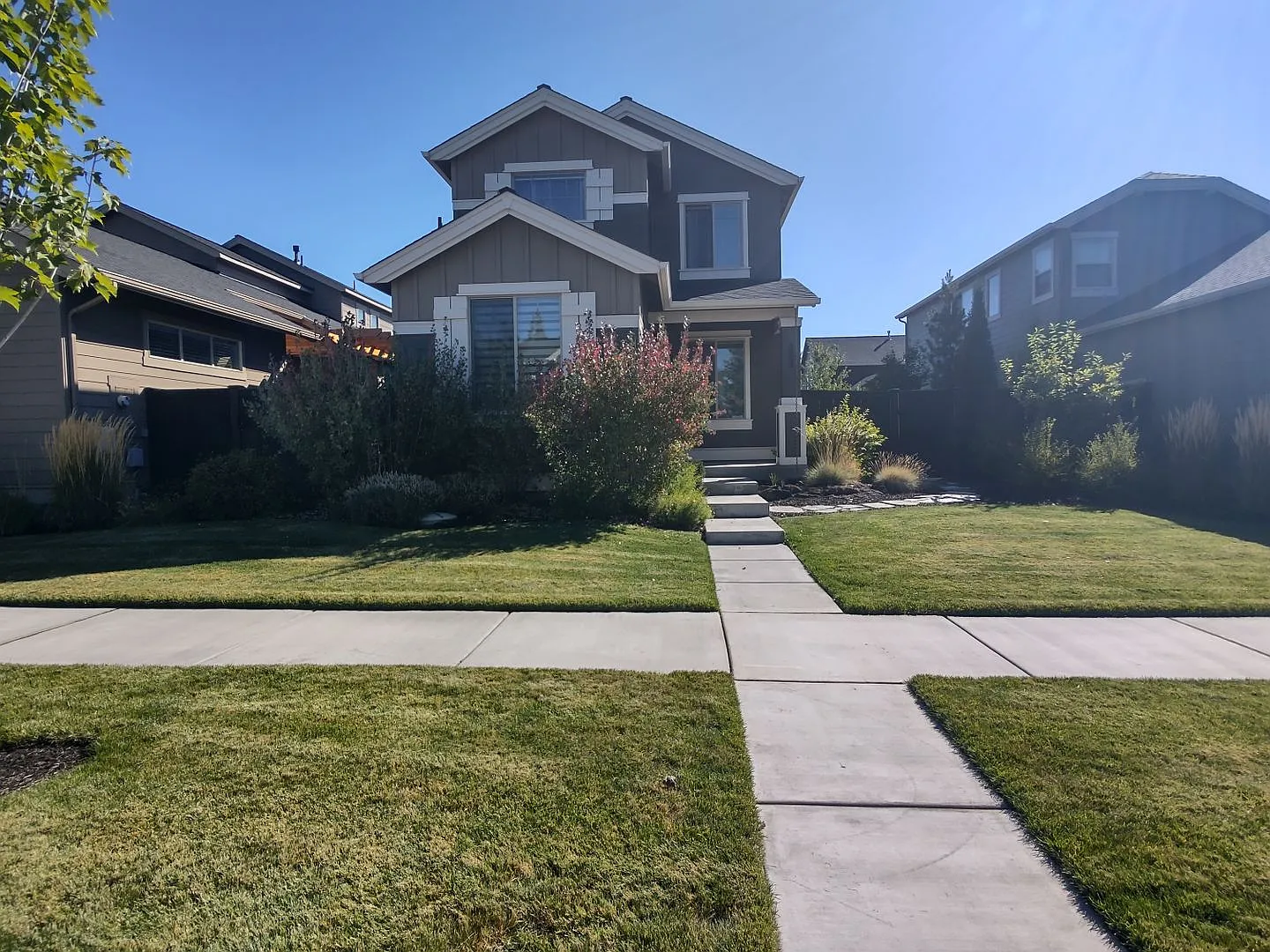 Lava Ridge 3 Bedroom 2.5 bath home with a fenced yard and an office! — Photo 3