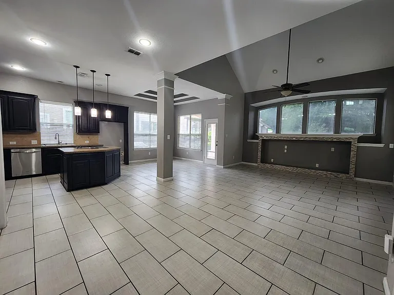 2410 Grizzly Run Ln — Photo 8