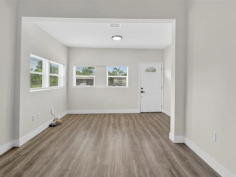 2525 W Beach St — Photo 3