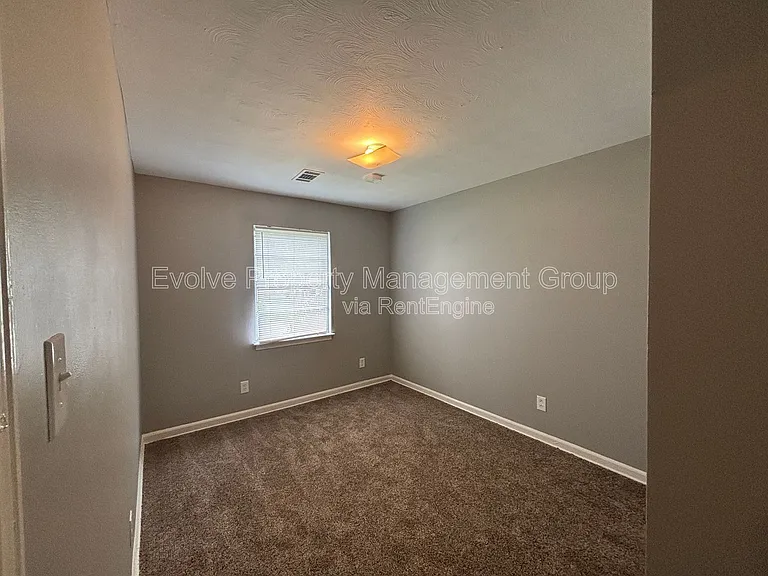 4268 Glenbrook St — Photo 8