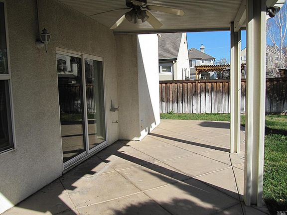 4th image of 560 Chateau Circle