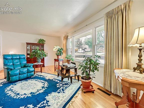 4th image of 1331 Eagle View Dr