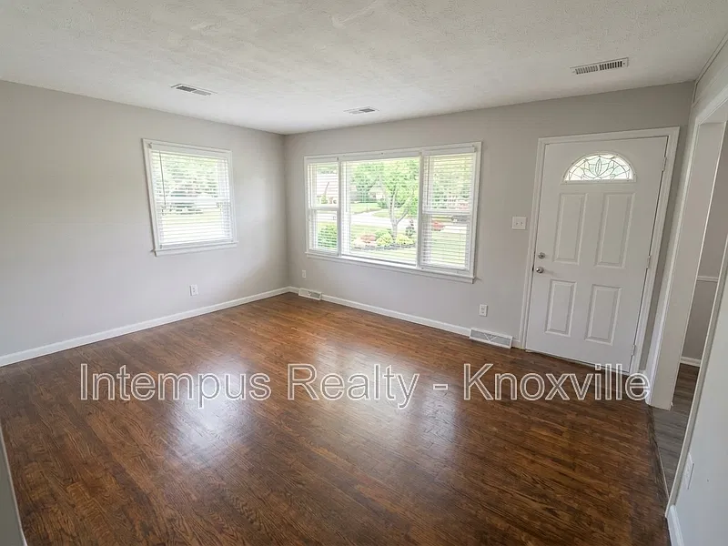 3 bed, 1.5 bath, 1296 sqft, $1,700 — Photo 4