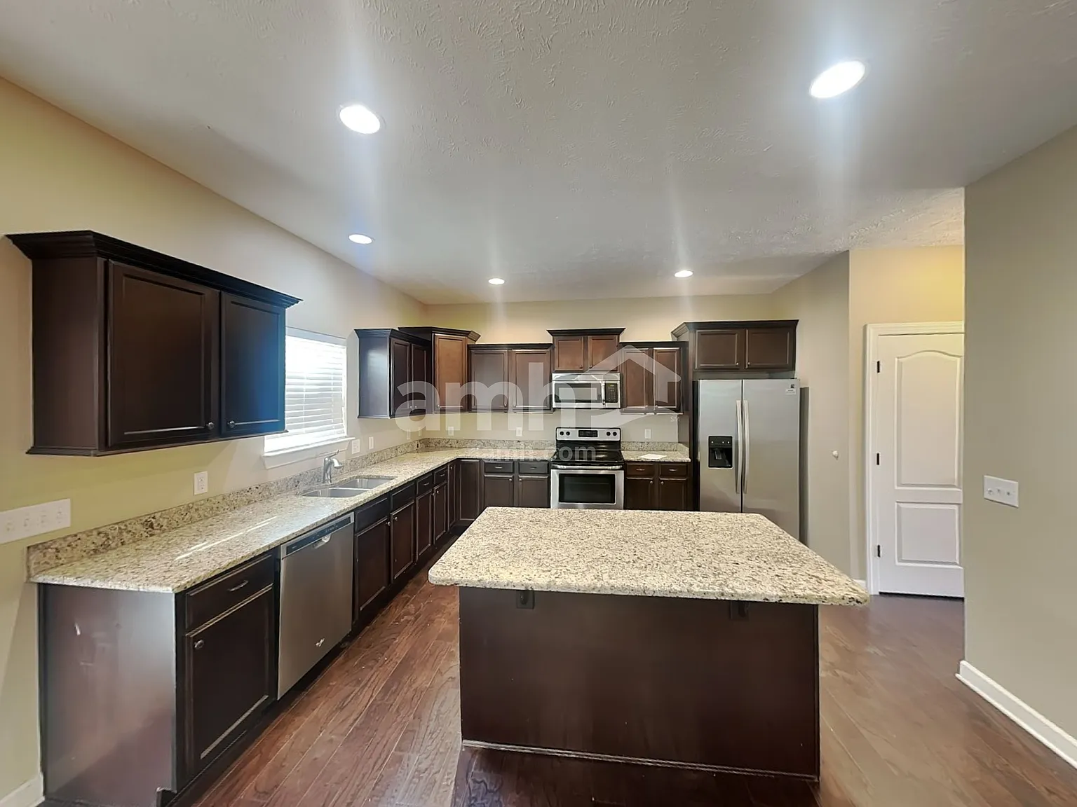 3 bed, 2.5 bath, 2245 sqft, $2,555 — Photo 3