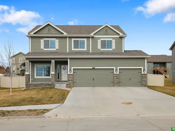 2108 Hummingbird Dr, Bellevue, NE 68123