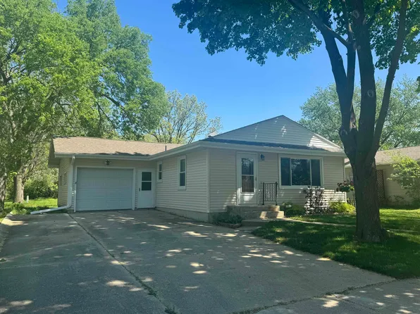 203 Hart St, Charles City, IA 50616