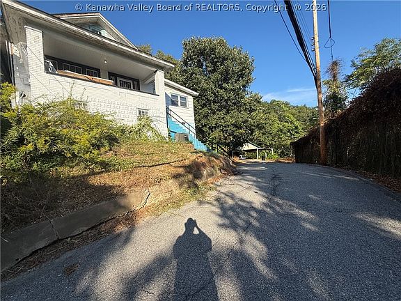4th image of 615 Locust St