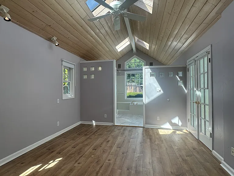 1613 Mariposa Ave — Photo 17