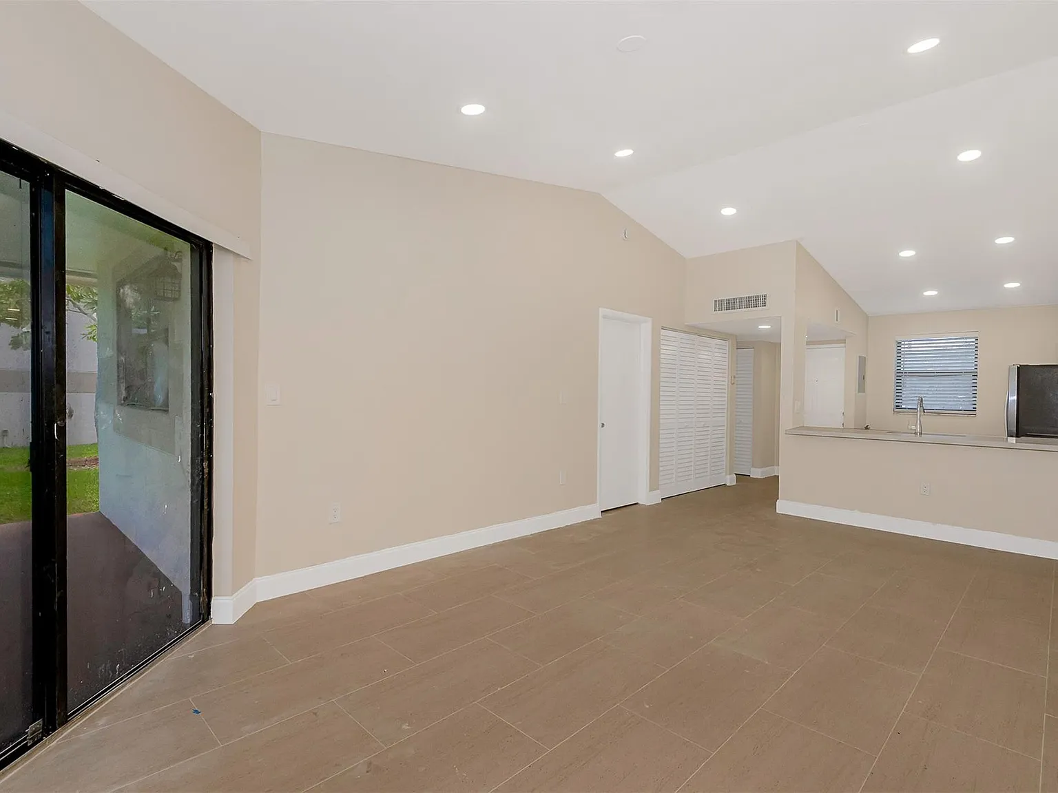 1 bed, 1.0 bath, 744 sqft, $1,895 — Photo 4