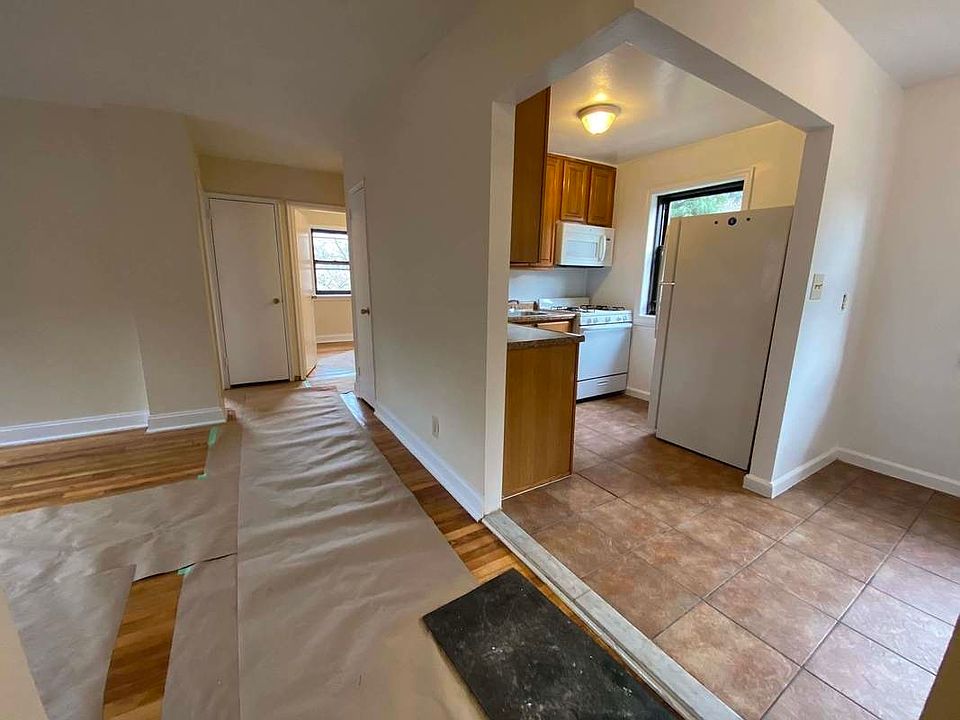 1st image of 20-14 Crescent St #2C
