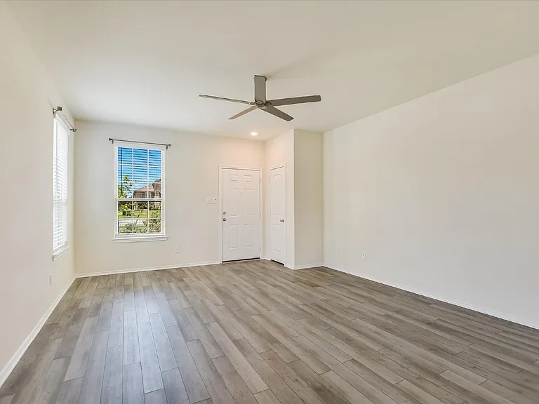 216 The Duke Dr — Photo 4