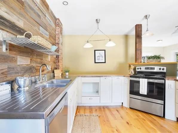 137 Main St #C, Haydenville, MA 01039