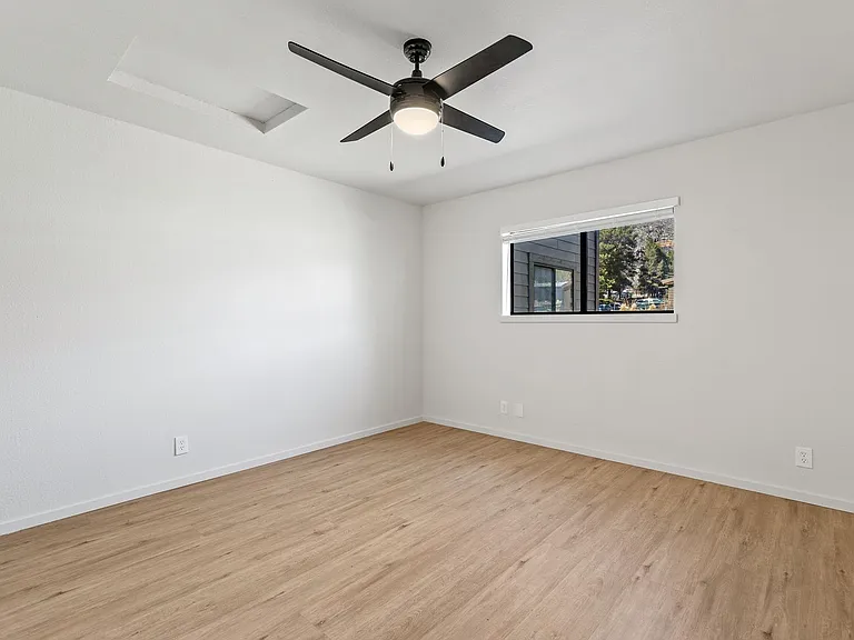 3325 E Lockett Rd — Photo 9