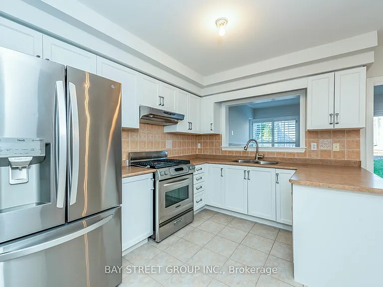 130 Royal Appian Cres — Photo 4