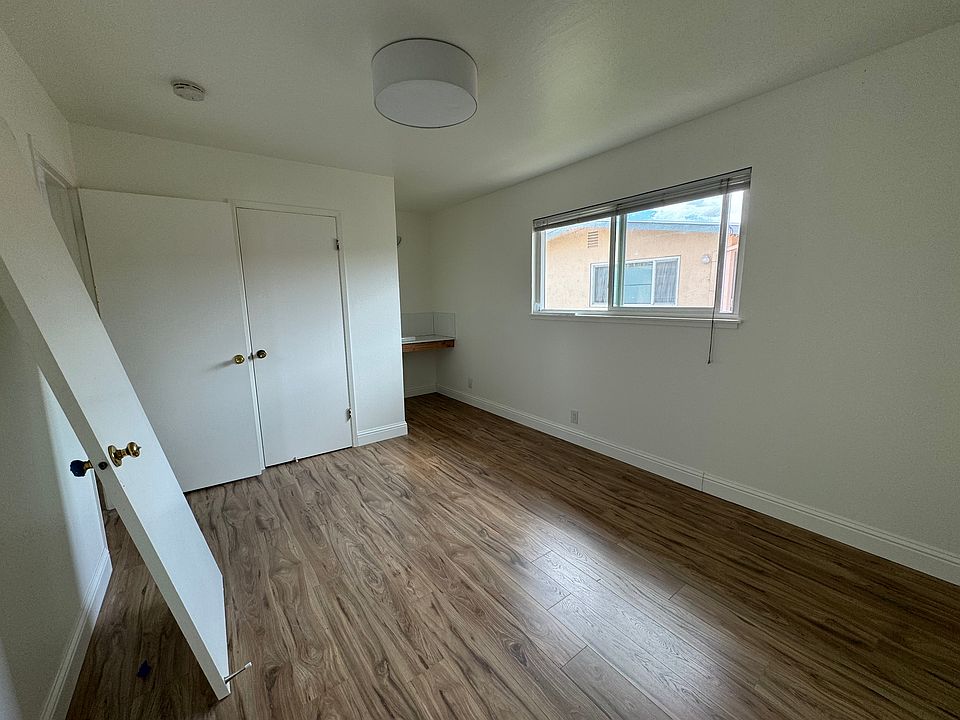primary bedroom with vanity area