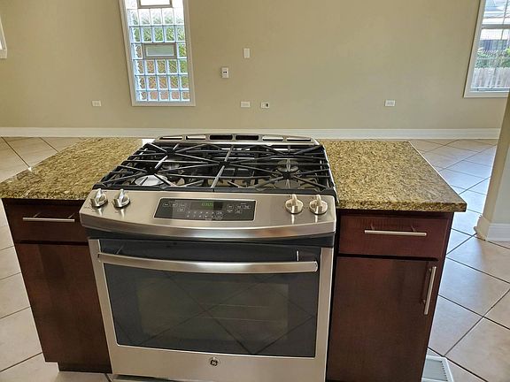4th image of 4740 W Waveland Ave