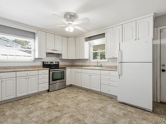 3rd image of 2248 Summit Dr