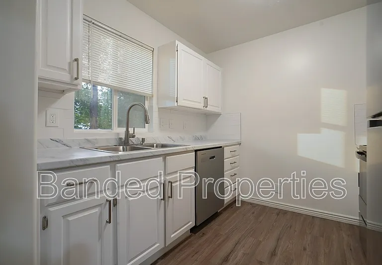 325 E Mill St S #3 — Photo 9