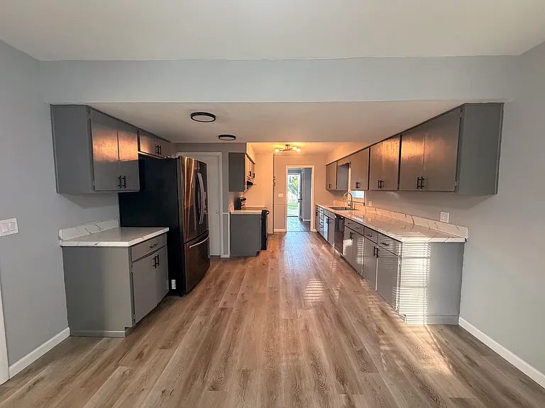 142 Van Buren Ave — Photo 4