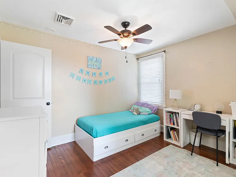 104 Rochelle Ave — Photo 16